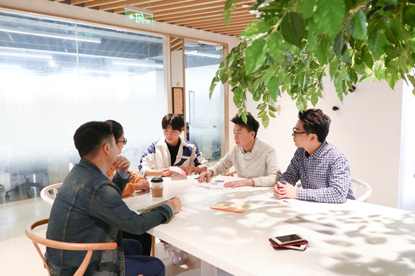 員工培訓(xùn)與發(fā)展：培養(yǎng)人才，提升企業(yè)核心競爭力