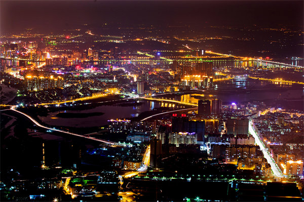 清遠(yuǎn)戰(zhàn)略咨詢(xún)公司洞察市場(chǎng)，如何精準(zhǔn)為企業(yè)定位發(fā)展方向？