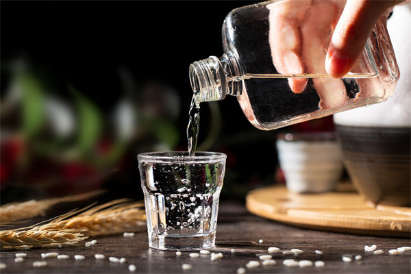 白酒遇冷，集體“降度”，關(guān)聯(lián)企業(yè)有何營銷啟示？